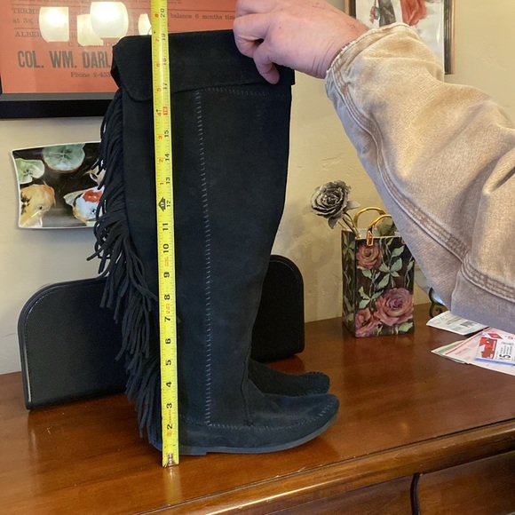 Minnetonka Tall Black Fringe Boots Size 6 - Picture 5 of 8
